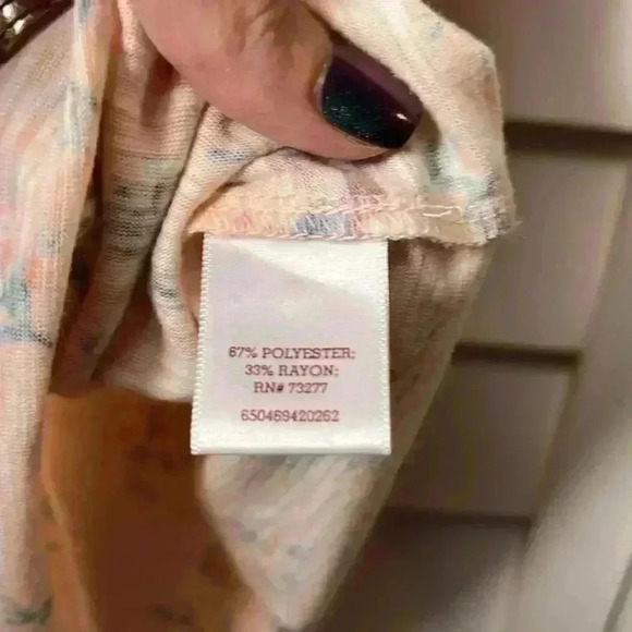 SO Floral Short Sleeve V-Neck Cold Shoulder Tee Size XS Peach - Picture 5 of 8